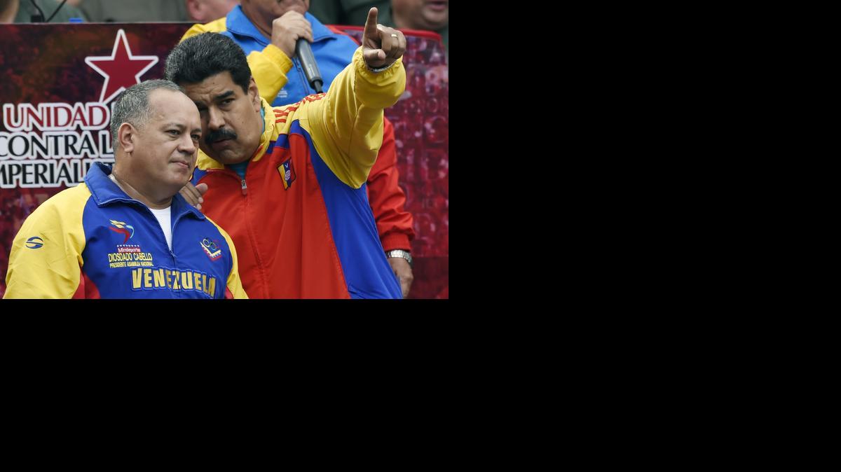 
El presidente venezolano, Nicolás Maduro (c), y el presidente de la Asamblea Nacional, Diosdado Cabello (i), hablan durante una concentración de manifestantes oficialistas  el domingo 15 de marzo de 2015, en Caracas (Venezuela). 