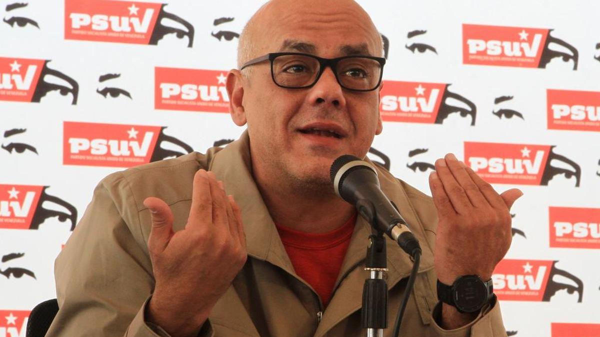 El alcalde chavista Jorge Rodríguez, jefe de la delegación del Gobierno venezolano para el diálogo con la oposición, quien habla durante una rueda de prensa el jueves 8 de diciembre de 2016, en Caracas (Venezuela).