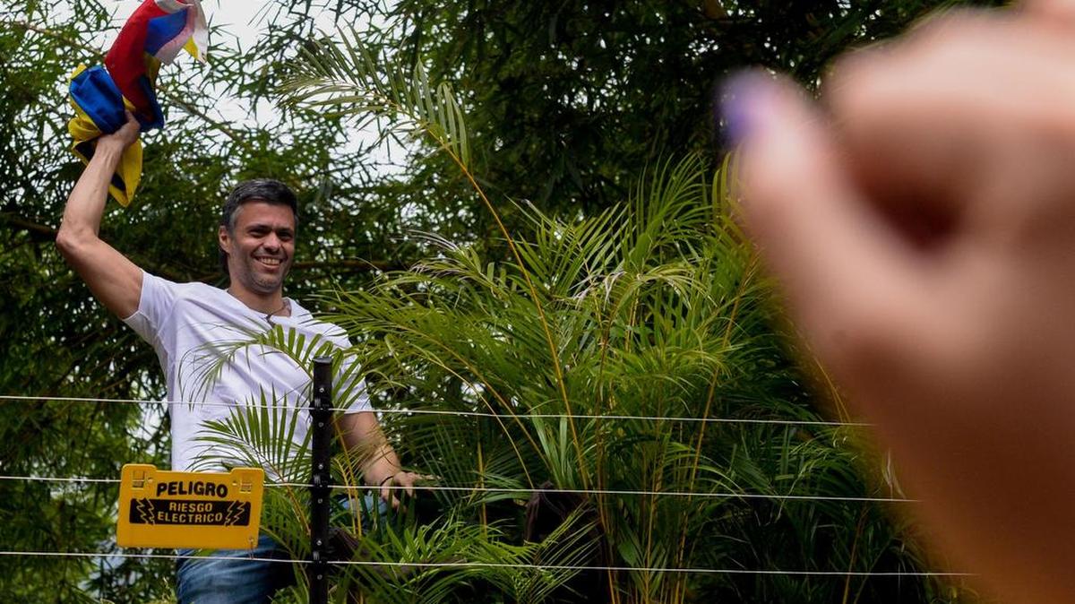 Lágrimas, gritos, consignas: “¡Leopoldo, amigo! ¡El pueblo está contigo!”, coreaba el gentío cuando el líder opositor venezolano Leopoldo López se asomó sobre el muro de su casa, el sábado en Caracas.
