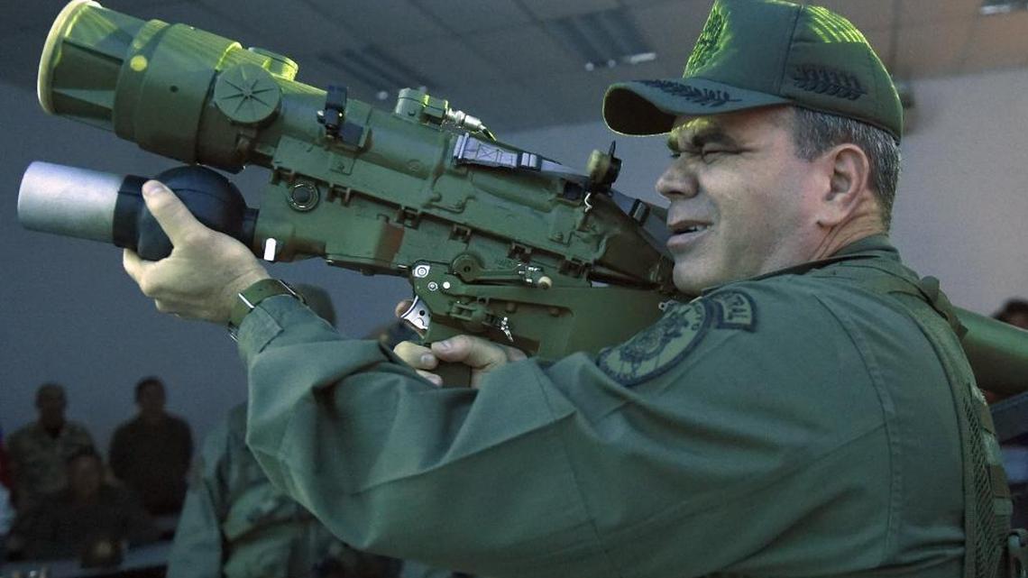 El general Vladimir Padrino, ministro de Defensa de Venezuela, con un lanzacohetes portátil ruso Igla-S, en Caracas el 14 de marzo del 2015.