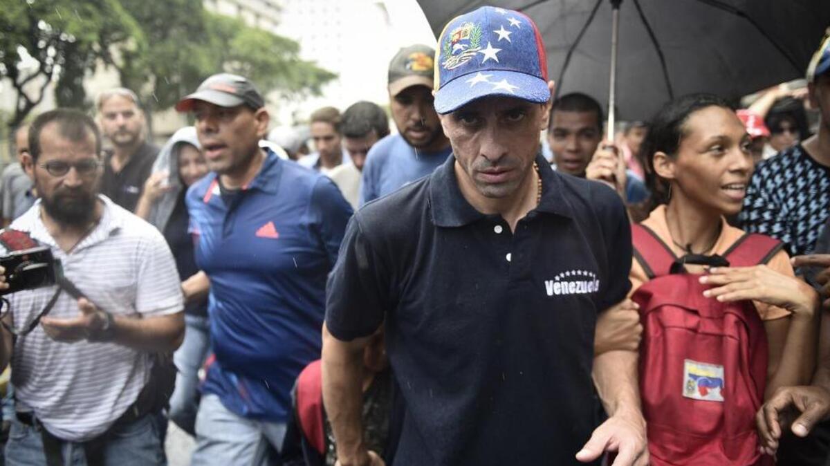 Henrique Capriles participa en una marcha hacia la sede del Consejo Nacional Electoral, en Caracas.