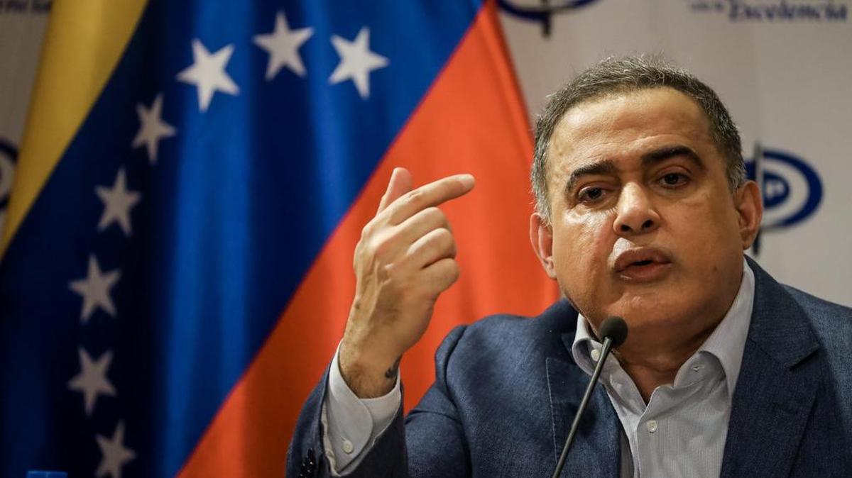 El recién designado fiscal general de Venezuela, Tarek William Saab, habla durante una rueda de prensa junto a la vicefiscal Katherine Haringhton el viernes 11 de agosto del 2017, en Caracas (Venezuela).