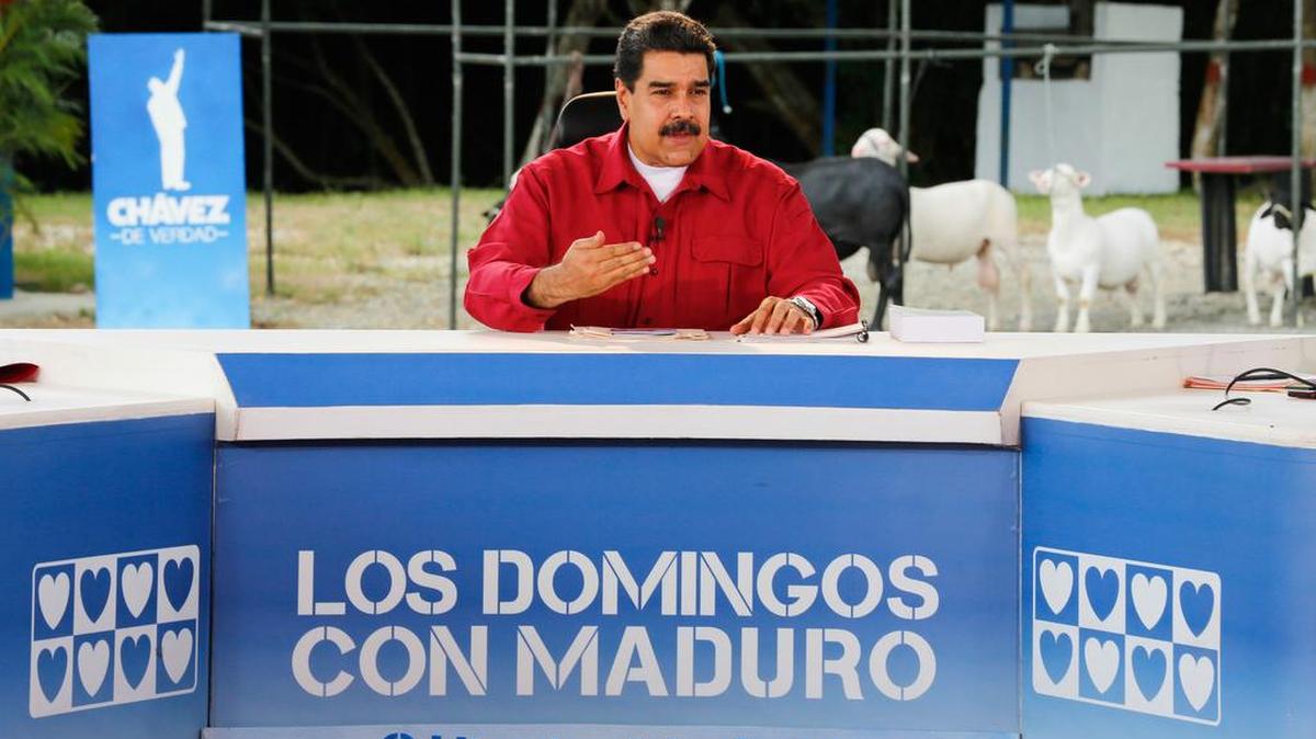 Fotografía cedida por el Palacio de Miraflores del presidente venezolano Nicolás Maduro durante el programa de televisión Los Domingos con Maduro el domingo 1 de octubre de 2017, en Caracas (Venezuela).