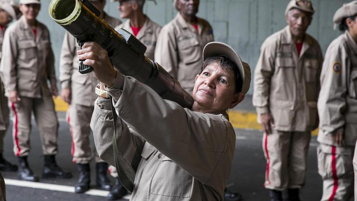 Militares y civiles participan en ejercicios militares el sábado 26 de agosto de 2017, en Caracas (Venezuela).