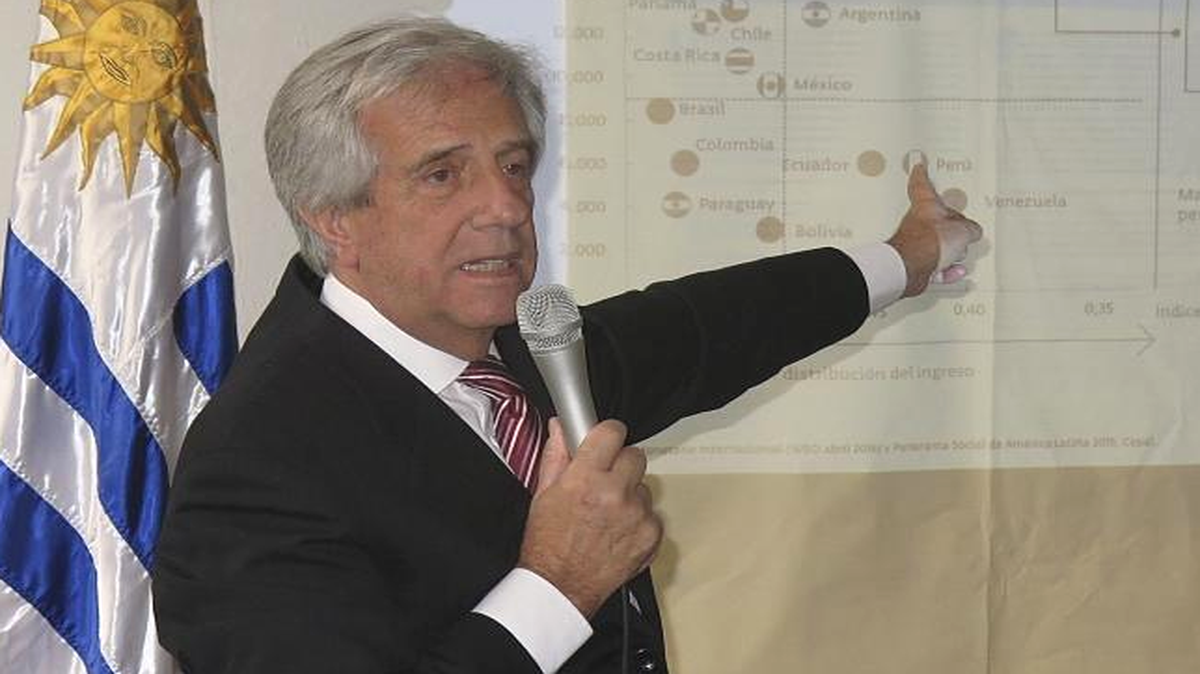El presidente de Uruguay, Tabaré Vázquez, que inauguró hoy en Viena una exposición de fotografía de cinco artistas uruguayos y se reunió con cientos de miembros de la colonia uruguaya residente en la capital austríaca, se mostró hoy dispuesto a reunirse con su homólogo venezolano, Nicolás Maduro, para debatir la suspensión temporal de Venezuela del Mercosur, una medida que - dijo - no es "irreversible" y puede cambiarse aplicando fundamentos jurídicos y diálogo.