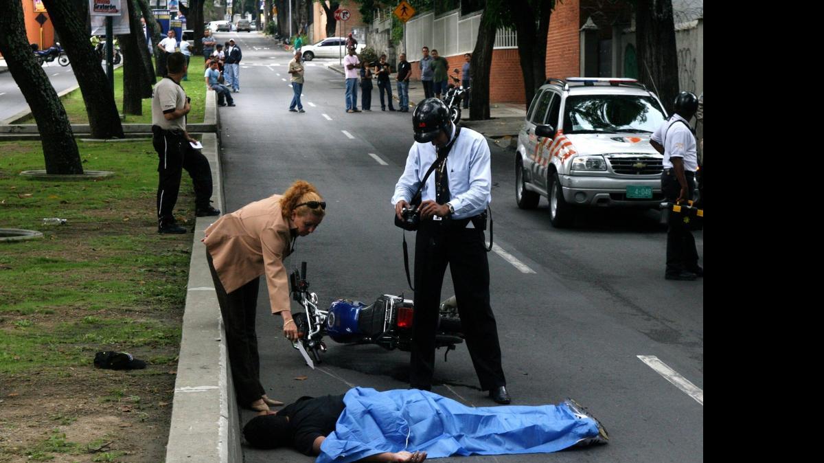 
Un asaltante es abatido frente a un banco cuando intentó robar a una persona armada en La Castella, en Caracas en el 2008.

