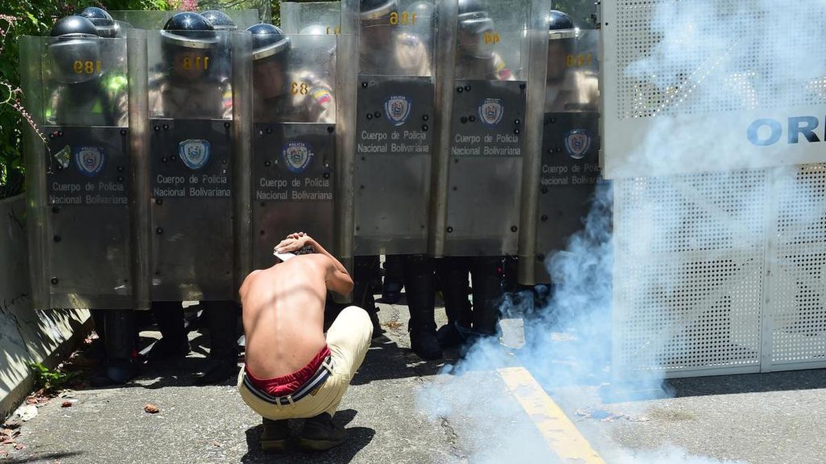 Un estudiante de la Universidad Central de Venezuela trata de protegerse durante una protesta contra el gobierno venezolano el jueves 4 de mayo de 2017 en Caracas.