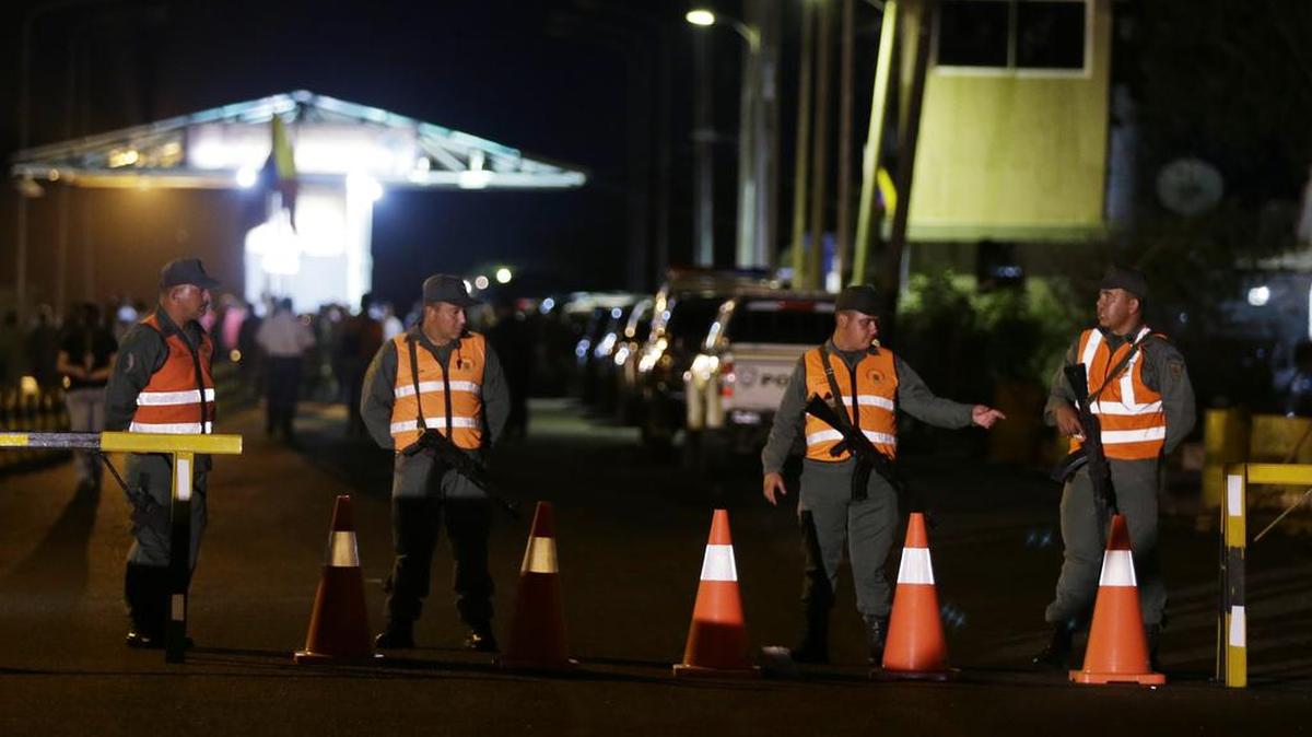 Los soldados de la Guardia Nacional venezolana están de guardia en la frontera entre Colombia y Venezuela, visto desde Paraguachón, Colombia, el martes 8 de septiembre de 2015.