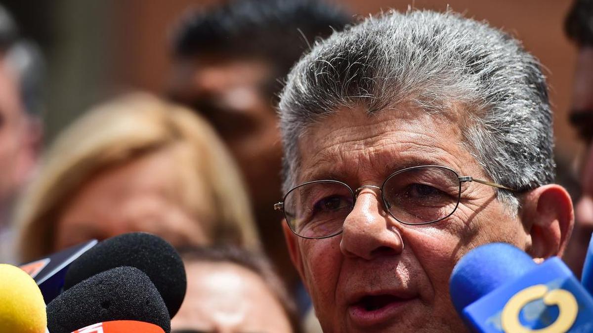 El presidente del Parlamento venezolano, Henry Ramos Allup, ofrece declaraciones a periodistas el viernes 9 de septiembre del 2016, en la ciudad de Caracas (Venezuela).