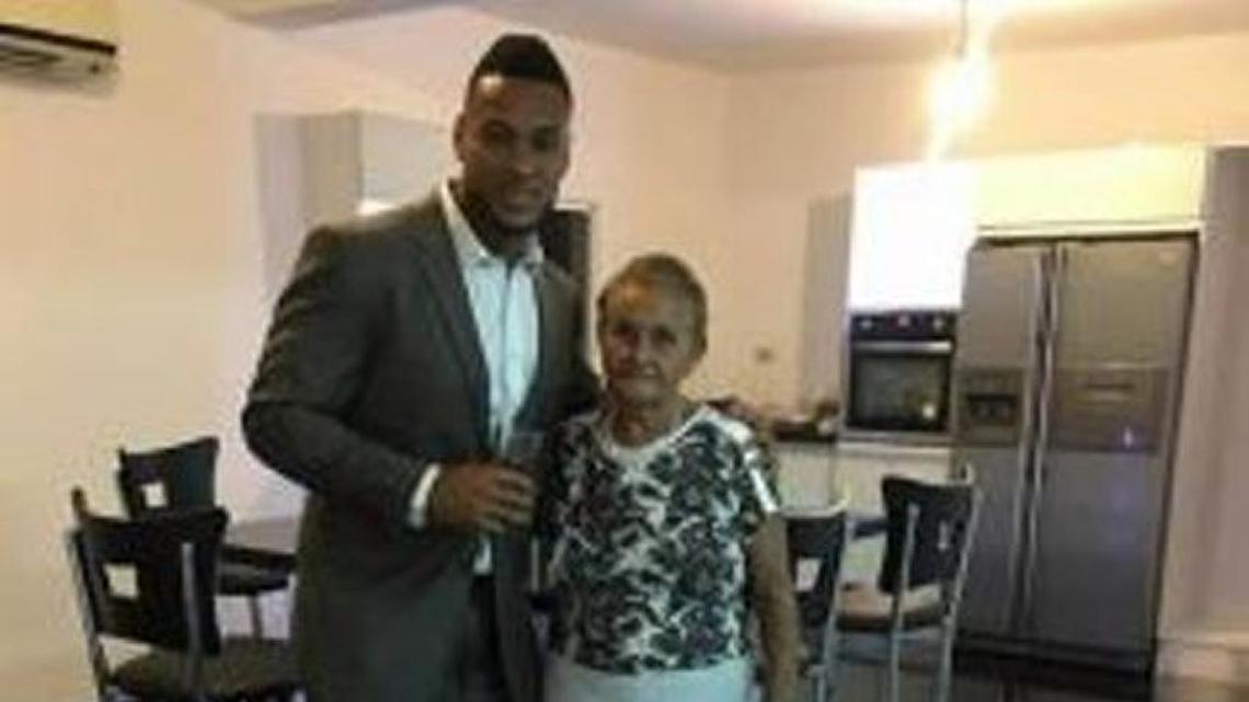El pelotero venezolano Elías Díaz, con su madre Ana Soto.