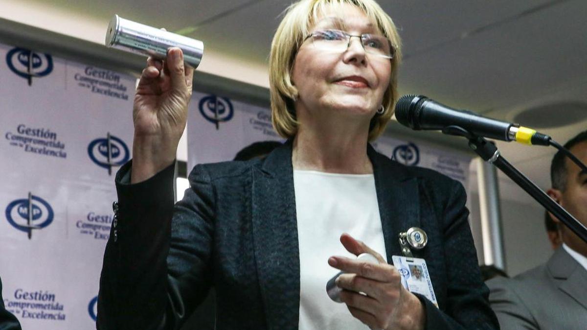 La fiscal general de Venezuela, Luisa Ortega Díaz, sostiene un cartucho de bomba lacrimógena, durante una rueda de prensa el miércoles 24 de mayo de 2017, en Caracas (Venezuela).