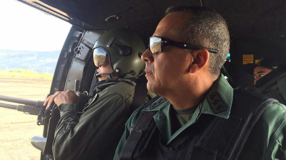 
El mayor general Efraín Velázquez Lugo participa en un sobrevuelo en helicóptero este sábado, 29 de agosto de 2015, en el sector La Fría (Venezuela).
