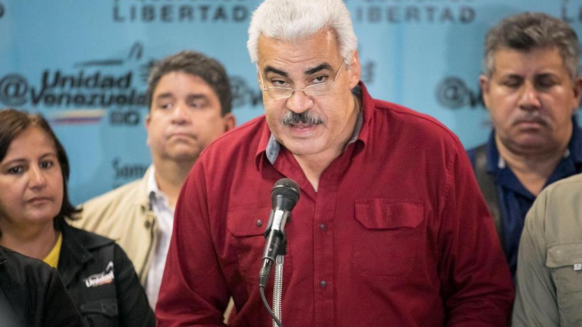 El portavoz de la Mesa de la Unidad Democrática (MUD), Ángel Oropeza, ofrece declaraciones a la prensa el lunes 16 de octubre del 2017, en Caracas (Venezuela).