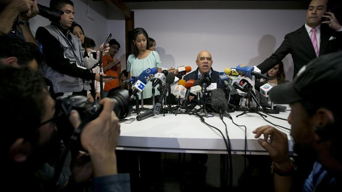 El secretatio general de la Mesa de la Unidad Democrática, Jesús Torrealba, durante una rueda de prensa en Caracas. ARCHIVO