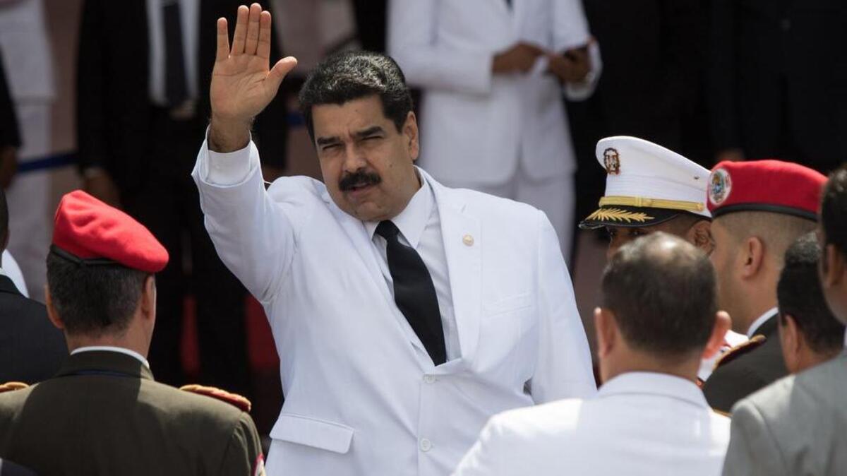 El presidente venezolano, Nicolás Maduro, saluda a la prensa a su llegada al acto de juramentación del segundo mandato del gobernante de República Dominicana, Danilo Medina, el martes 16 de agosto de 2016, en Santo Domingo (República Dominicana).