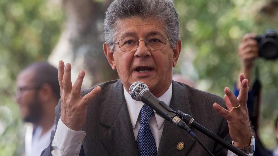 El diputado del Parlamento venezolano, Henry Ramos Allup, habla durante una sesión especial del Parlamento venezolano el domingo 19 de febrero de 2017, en la ciudad de Caracas (Venezuela).