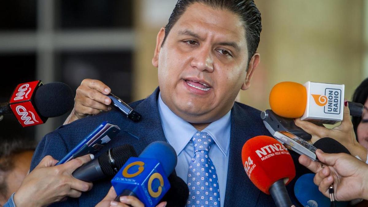 El rector del Consejo Nacional Electoral (CNE) de Venezuela Luis Emilio Rondón, el único de los cinco miembros de esa entidad que es crítico con el chavismo, aseguró este miércoles que no votó a favor de evaluar el cronograma para la Asamblea Nacional Constituyente para julio. Imagen del 3 de mayo de 2017.