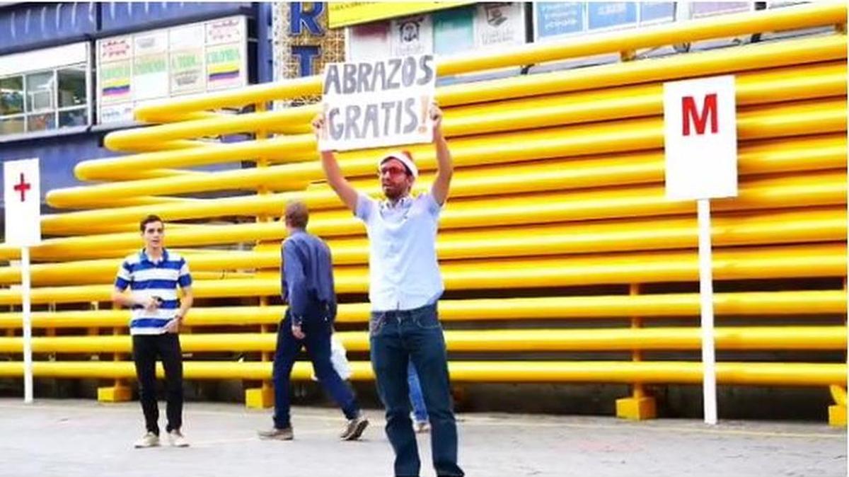 Jhonny Tavares salió a una calle de Caracas con una gorra de Navidad y un cartel blanco con el simple mensaje de “¡Abrazos gratis!”.
