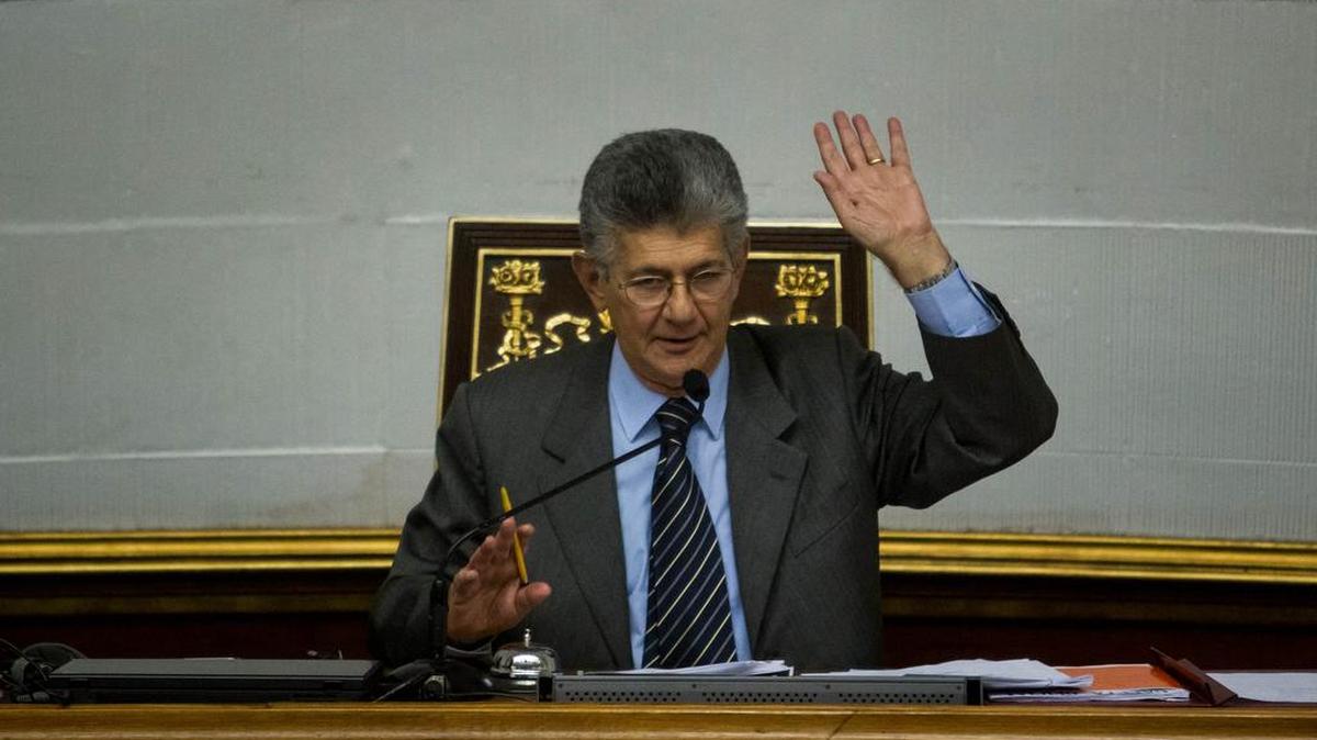 El presidente de la Asamblea Nacional de Venezuela, Henry Ramos Allup, preside la sesión del día en el hemiciclo de sesiones del palacio federal legislativo el 19 de julio de 2016, en la ciudad de Caracas (Venezuela).