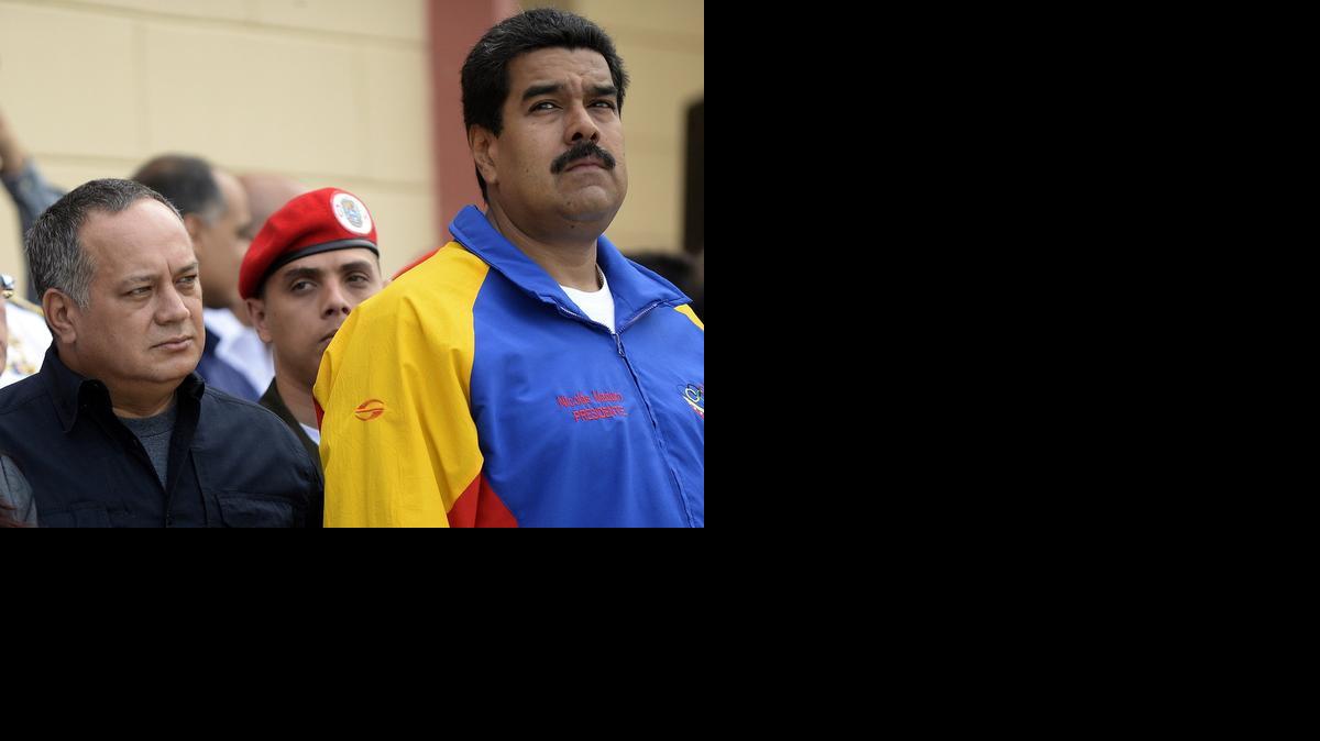 
Diosdado Cabello (izq.), presidente de la Asamblea Nacional, con el mandatario venezolano Nicolás Maduro, el 5 de junio de 2013.
