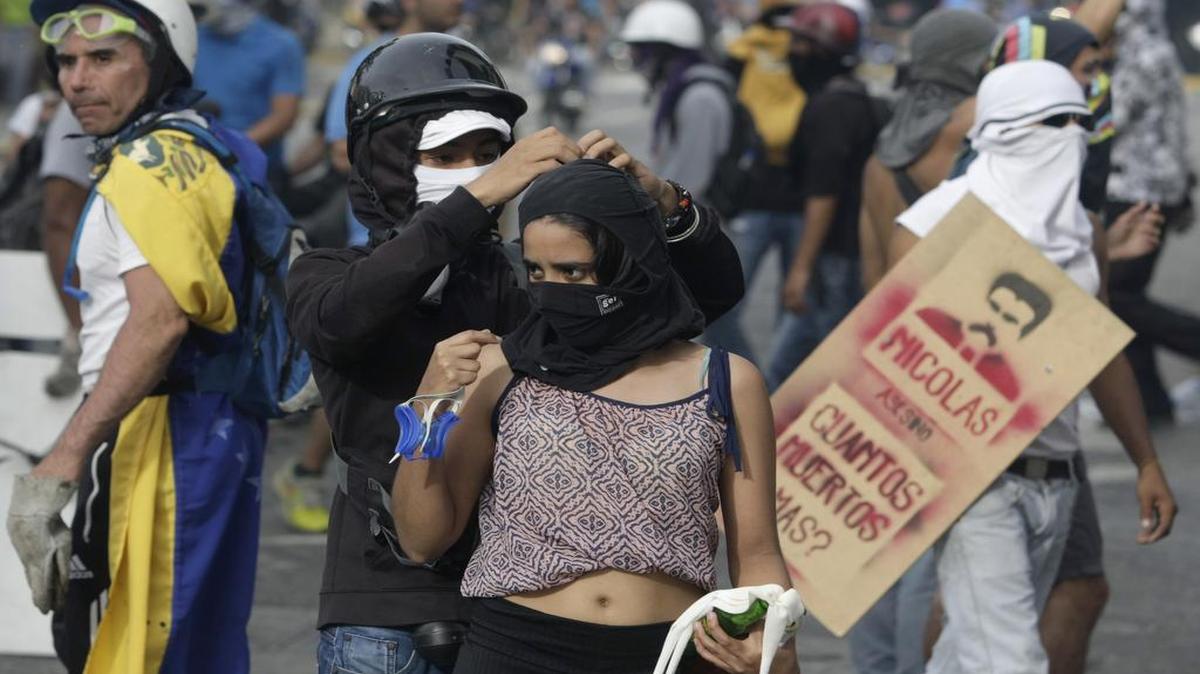 Un grupo de manifestantes se prepara para enfrentarse con la Guardia Nacional en Caracas durante protestas contra el gobierno de Nicolás Maduro el lunes 22 de mayo del 2017.