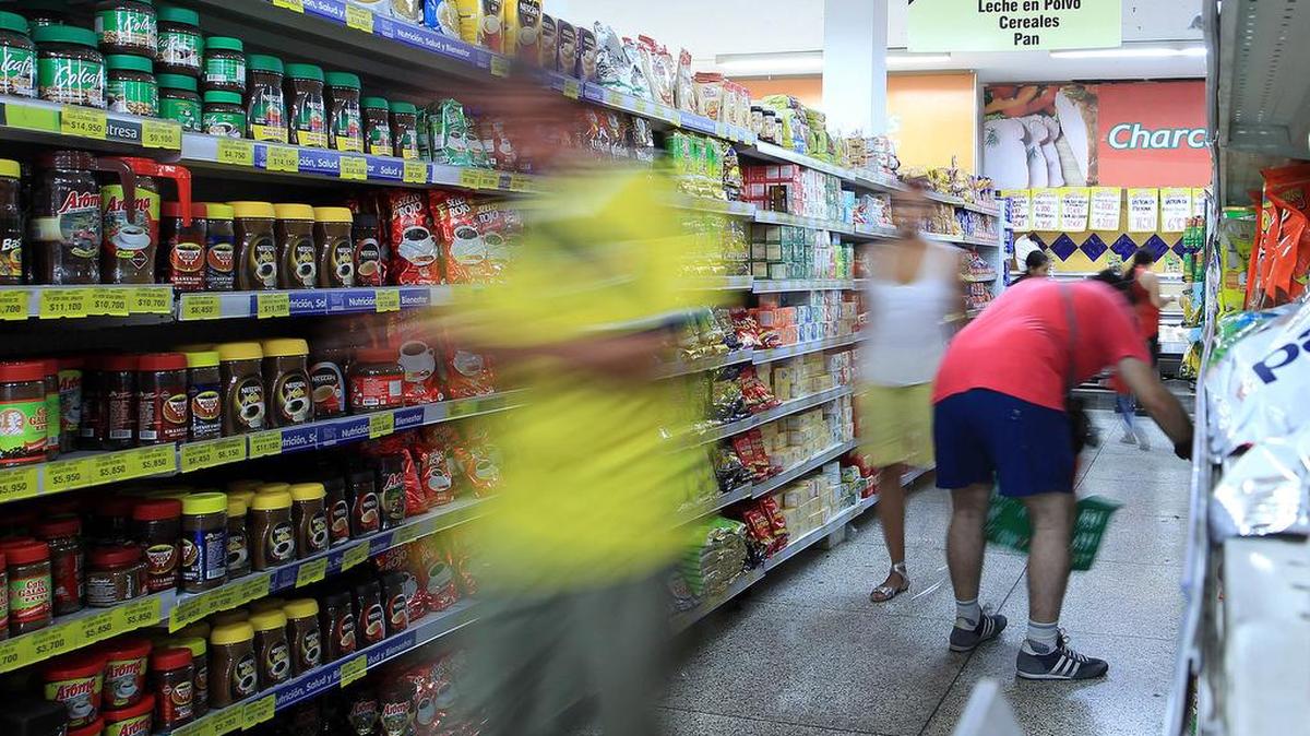 Ciudadanos venezolanos hacen sus compras en almacenes colombianos el domingo 14 de Agosto de 2016, en la fronteriza ciudad de Cúcuta (Colombia).