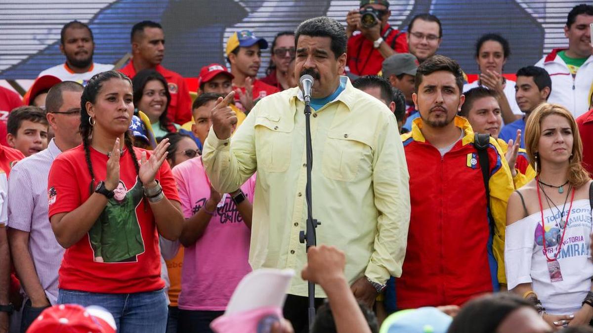 El presidente venezolano, Nicolás Maduro, habla durante una manifestación el miércoles 1 de junio de 2016, en el palacio de Miraflores en Caracas (Venezuela).