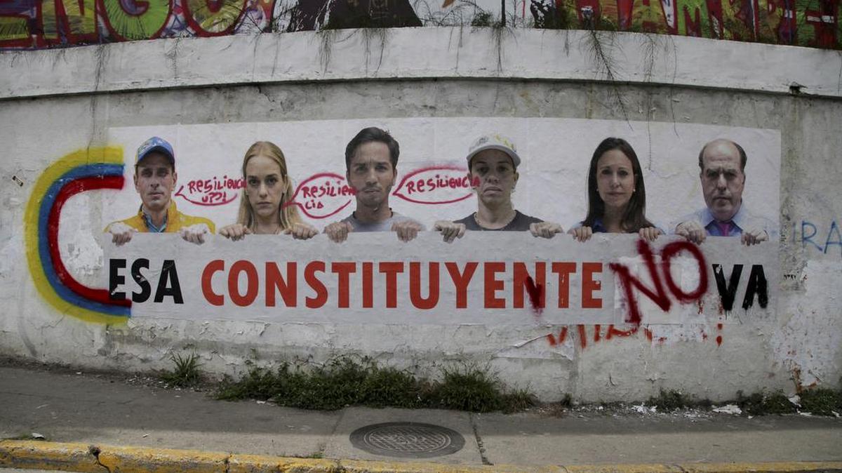 Un afiche muestra a dirigentes de la oposición venezolana en Caracas.