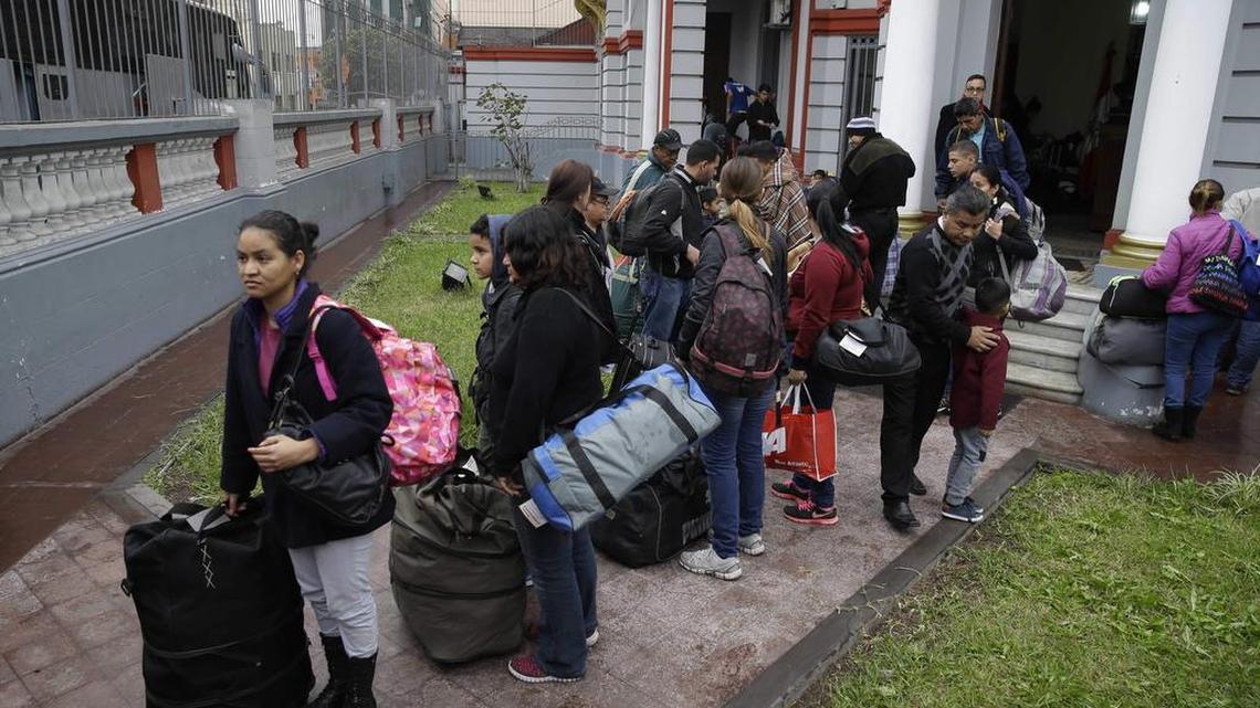 Migrantes venezolanos esperan afuera de la embajada por un transporte que los llevará a Lima, Perú, el 27 de agosto del 2018. Venezuela, sumida en una gravísima crisis económica con hiperinflación y escasez de todo tipo de bienes y servicios, ha visto en los últimos meses un éxodo masivo de su población.