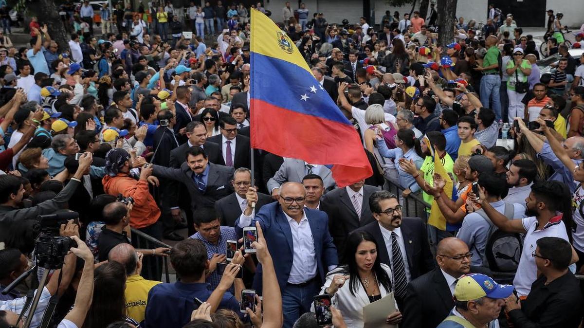 Cientos de simpatizantes de la oposición asistieron a una sesión de la Asamblea Nacional de Venezuela en una plaza pública de Caracas, en la que el órgano legislativo eligió a 33 nuevos magistrados del Tribunal Supremo de Justicia (TSJ).