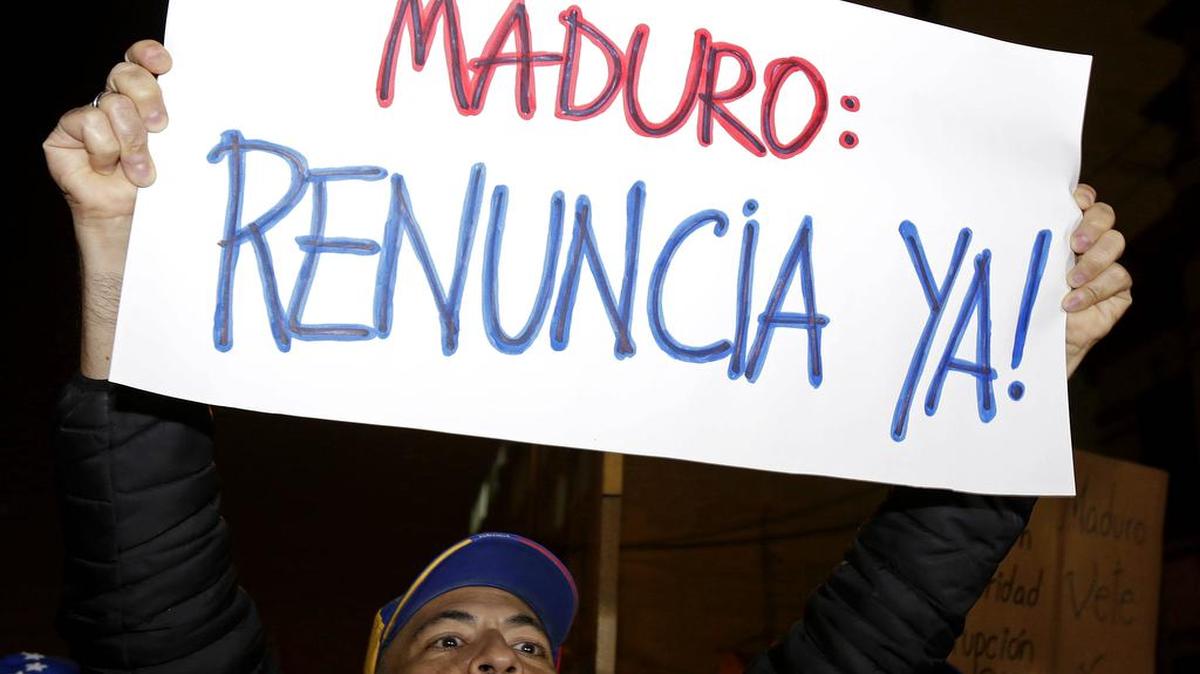 Manifestantes contra el gobierno del presidente de Venezuela, Nicolás Maduro, protestan el miércoles 26 de octubre de 2016, en las afueras de la Embajada de Venezuela en Lima (Perú).