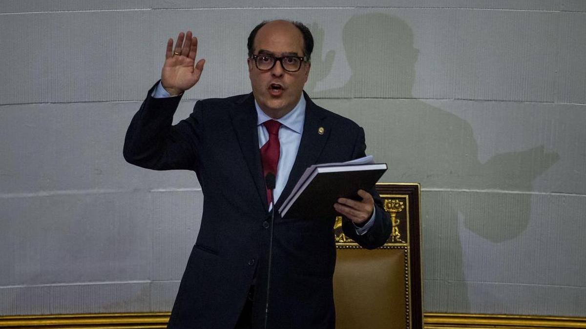 El diputado opositor Julio Borges toma juramento como presidente de la Asamblea Nacional el jueves 5 de enero de 2017, en Caracas, Venezuela.