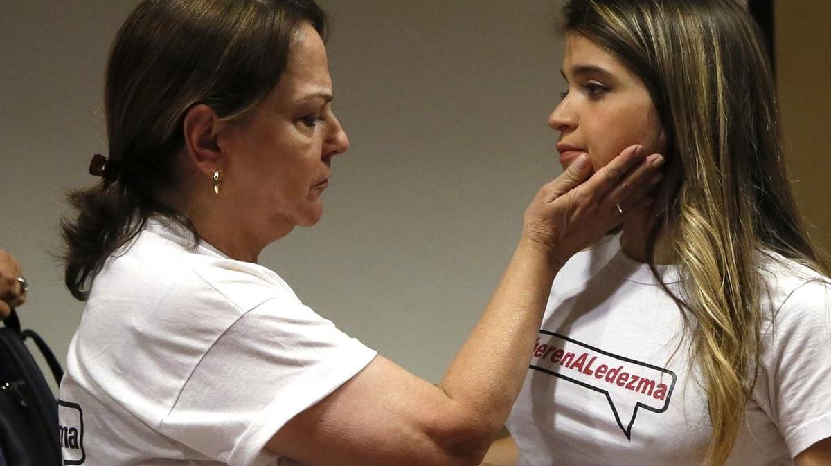 Mitzy Capriles, esposa del opositor venezolano Antonio Ledezma, y su hija Antonieta, antes de la rueda de prensa que ha ofrecido en Madrid después de que el Servicio Bolivariano de Inteligencia (Sebin) de Venezuela volviera a detener ayer a los opositores Leopoldo López y Antonio Ledezma, quienes estaban bajo arresto domiciliario.