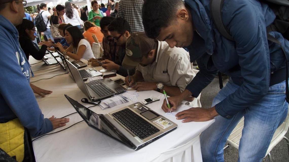 Votantes firman en apoyo al referendo revocatorio en Caracas, el pasado junio.