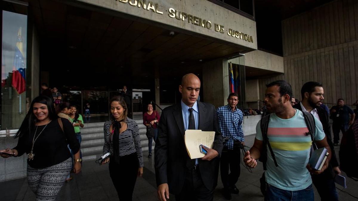 El diputado del Partido Socialista Unido de Venezuela (PSUV) Héctor Rodríguez (c) asiste al Tribunal Supremo de Justicia el 29 de julio de 2016 para solicitar que declare ilegal cualquier acto o decisión de la Asamblea Nacional (AN, Parlamento).