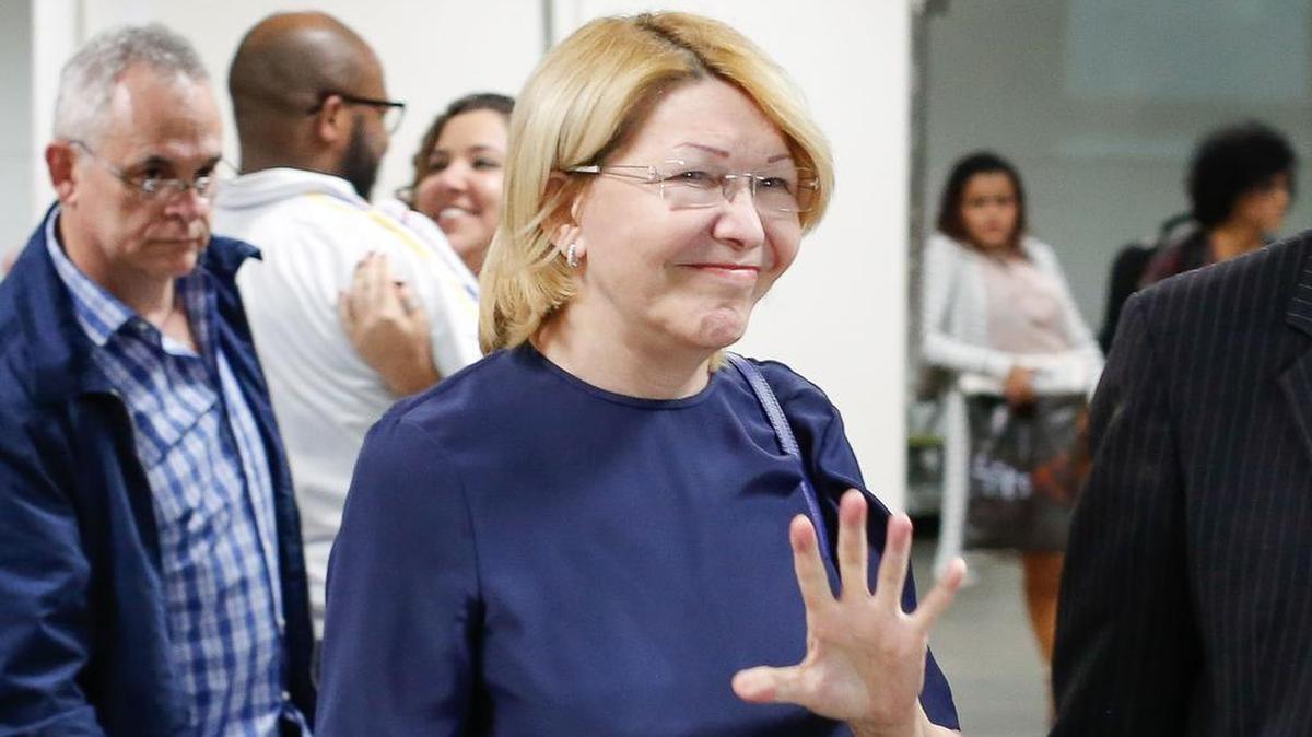 La ex fiscal de Venezuela, Luisa Ortega, llega al Aeropuerto Internacional de Brasilia el 23 de agosto de 2017.