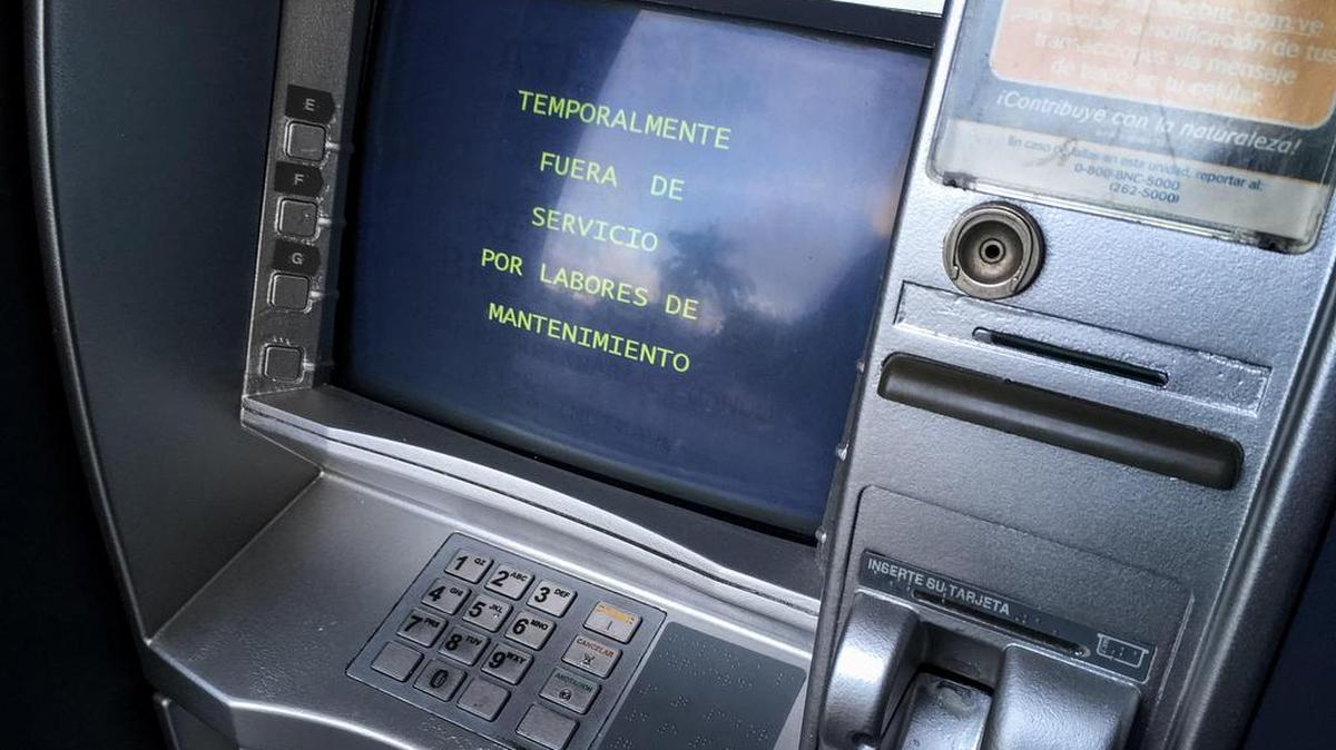 Fotografía de un cajero automático fuera de servicio el lunes 19 de diciembre de 2016, en la ciudad de Caracas (Venezuela).
