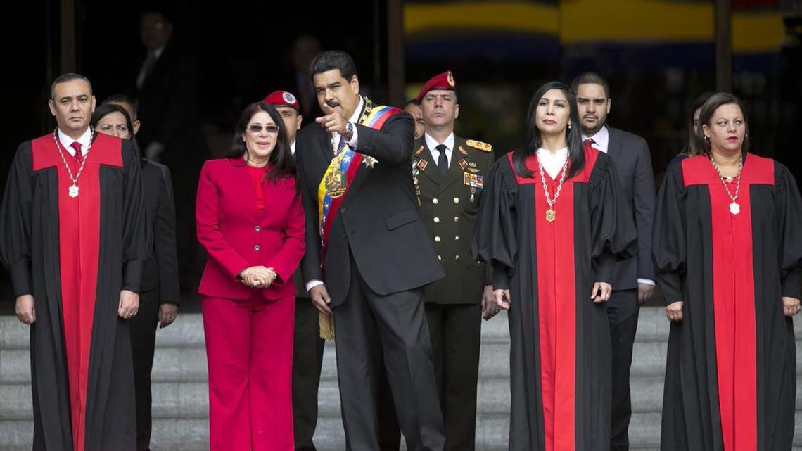 Miembros del Tribunal Supremo de Venezuela y el presidente Nicolás Maduro, en una foto de archivo del 15 de enero de 2017, en Caracas.