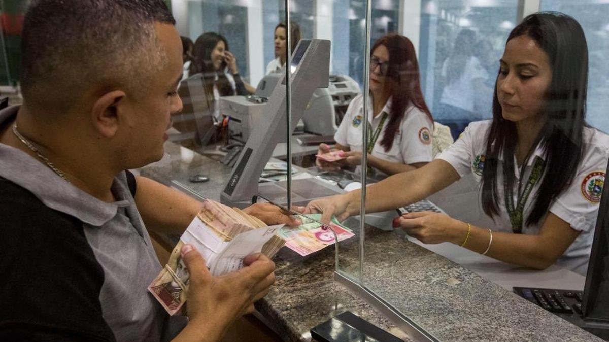 Además de poner en circulación los nuevos billetes, Venezuela también puso en funcionamiento ocho casas de cambio en la frontera con Colombia.