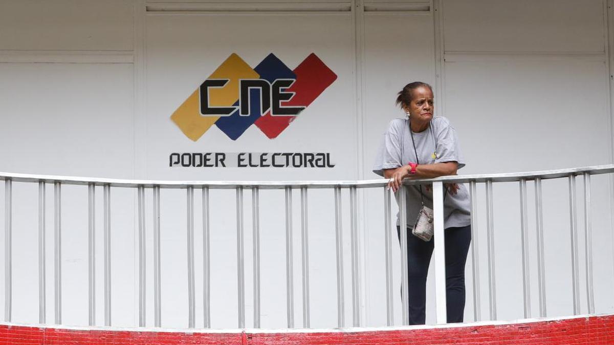 Una trabajadora descansa en un pasillo el miércoles 01 de junio de 2016, en la sede del Consejo Nacional Electoral (CNE) en Caracas (Venezuela).