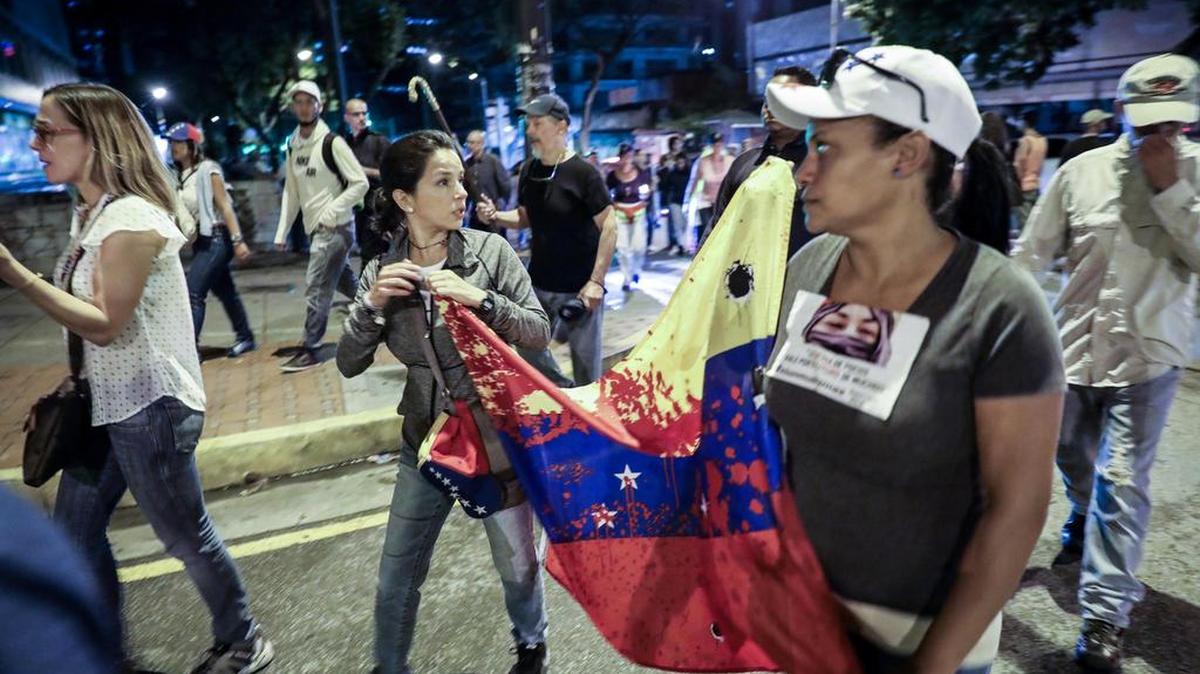 Cientos de opositores participan el jueves 13 de julio de 2017, en una marcha nocturna por las zonas donde cayeron muertas en el este de Caracas seis de las 94 víctimas fatales registradas en los poco más de 100 días de protestas antigubernamentales, en Caracas, Venezuela.