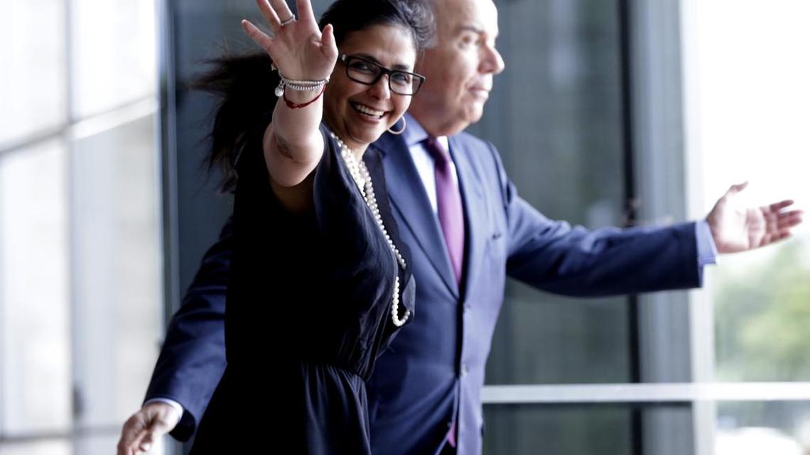 La ministra de Relaciones Exteriores de Venezuela, Delcy Rodríguez (i), saluda junto a su homólogo de Brasil Mauro Vieira (d) a su salida hoy, viernes 29 de enero de 2016, del Palacio del Itamaraty en Brasilia (Brasil).