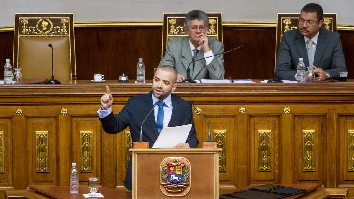 El cantante venzolano Miguel Ignacio Mendoza ofrece un discurso este viernes 12 de febrero de 2016, en el hemiciclo protocolar de la Asamblea Nacional, donde participa el presidente del organismo, Henry Ramos Allup (atrás) y el segundo vicepresidente, Simón Calzadilla (d) en la ciudad de Caracas (Venezuela).