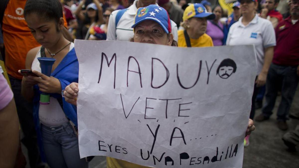 Una mujer pide la salida del presidente Nicolás Maduro durante una marcha el sábado en Caracas.