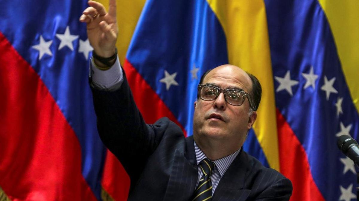 Fotografía de archivo del presidente de la Asamblea Nacional (AN) de Venezuela, el diputado Julio Borges, en una reunión de comisiones del cuerpo legislativo en Caracas.