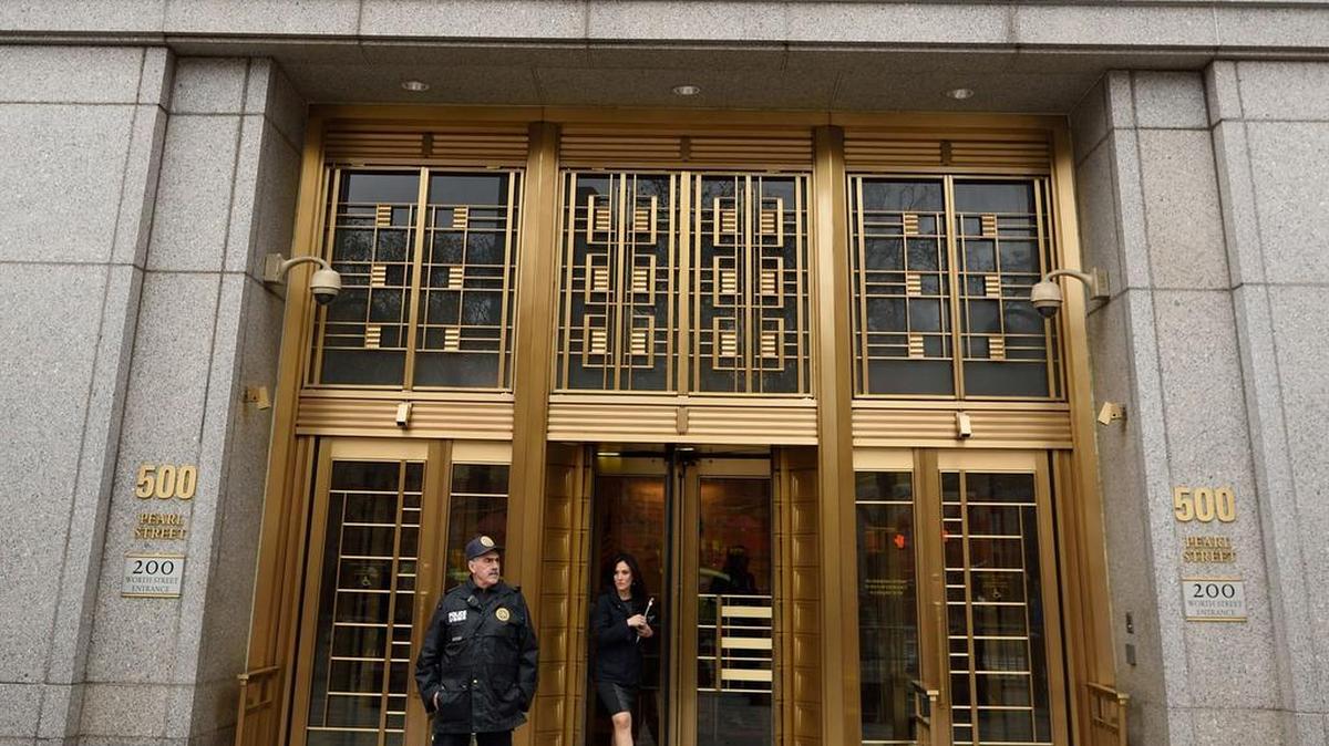 Un policía vigila la entrada de la Corte Federal en Nueva York, el jueves 12 de noviembre.