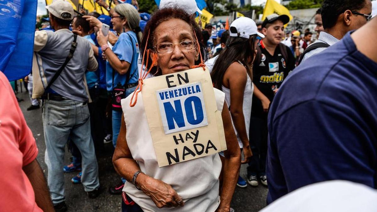Una activista de la oposición de Venezuela lleva un cartel con el mensaje: "En Venezuela, no hay nada" durante una manifestación pacífica contra la delincuencia y la escasez en el país, en Caracas, el 8 de agosto de 2015.
