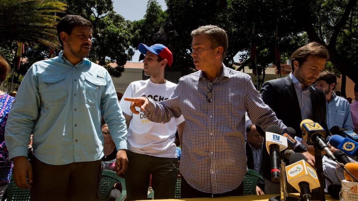 De izq a der: Los alcaldes de los municipios caraqueños de Sucre, Carlos Ocariz; de Libertador de Merida, Carlos García; de Baruta, Gerardo Blyde; y de Chacao, Ramón Muchacho, participan en una conferencia de prensa el 25 de mayo de 2017, en Caracas. Ocho alcaldes de la oposición venezolana anunciaron que seguirán permitiendo las protestas pacíficas en sus municipios, pese a que el Tribunal Supremo les ordenó evitar bloqueos de vías en medio de las marchas que se registran desde hace casi dos meses en el país.