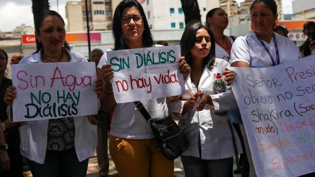  Doctores, enfermeros y obreros de hospitales públicos protestan el jueves 2 de agosto de 2018, por mejores salarios y el suministro de equipos médicos y medicinas, en Caracas (Venezuela). 