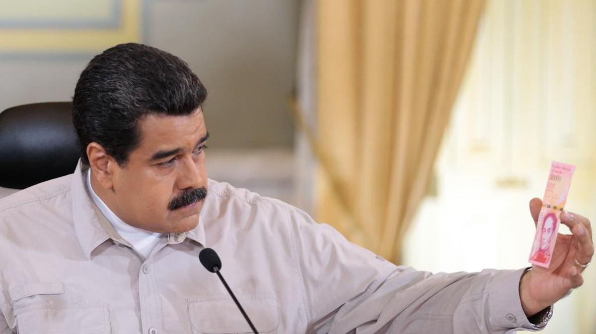 El presidente de Venezuela Nicolas Maduro sostiene un billete de 20,000 bolívares el jueves 15 de diciembre del 2016, en Caracas (Venezuela).